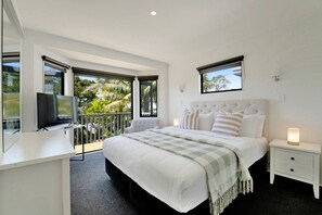 Iron/ironing board, WiFi, bed sheets - Seaside Premium Home with Spa Pool near Beach (Auckland East)