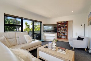 TV, books - Seaside Premium Home with Spa Pool near Beach (Auckland East)