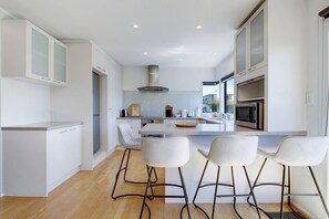 Fridge, microwave, oven, stovetop - Seaside Premium Home with Spa Pool near Beach (Auckland East)