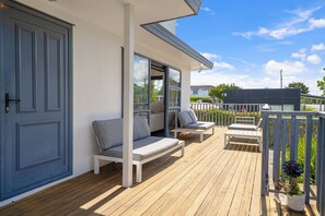 Terrace/patio - Seaside Premium Home with Spa Pool near Beach (Auckland East)