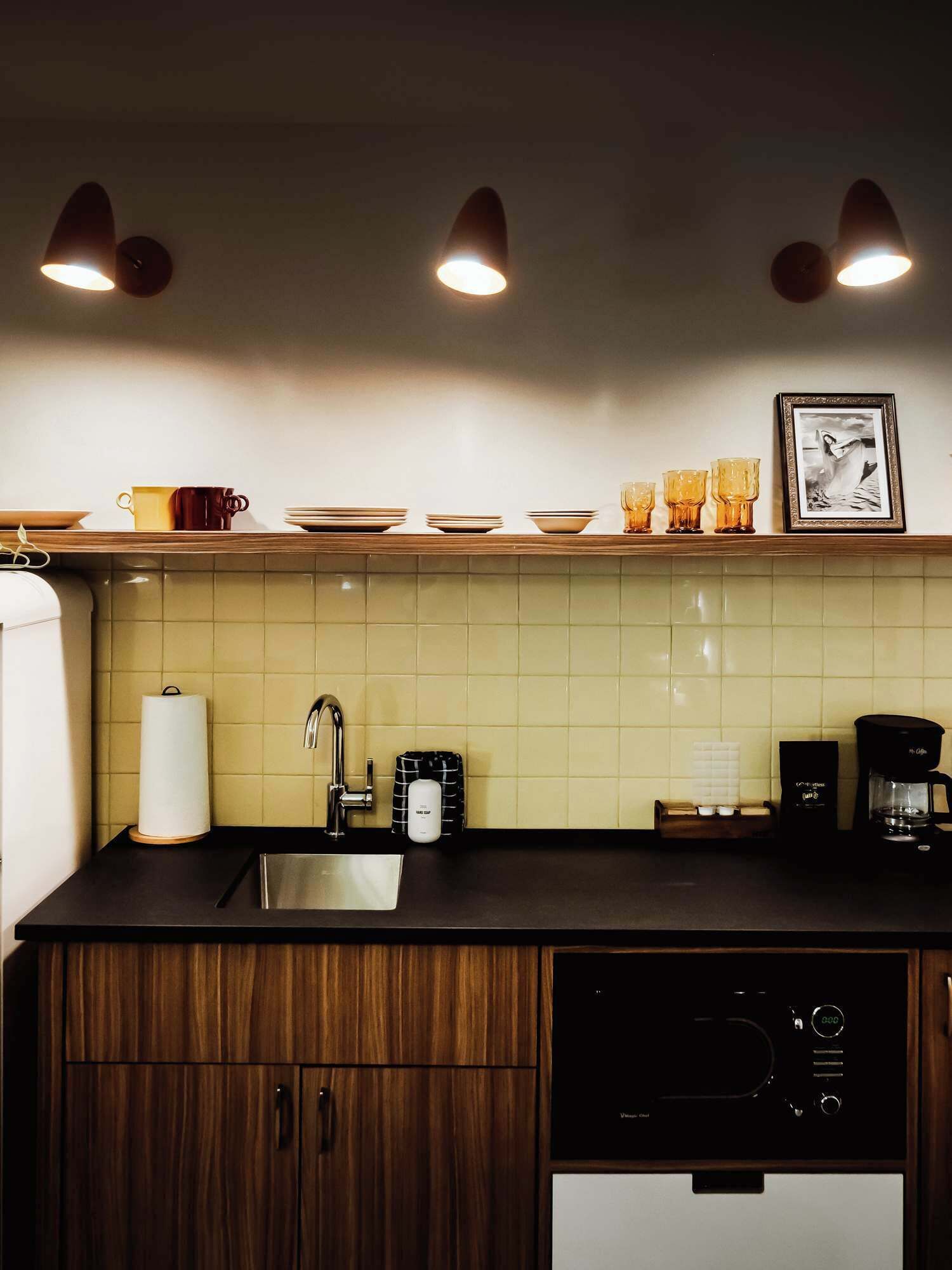 Réfrigérateur, micro-ondes, cafetière/bouilloire, bouilloire électrique