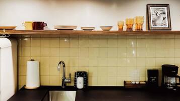 Réfrigérateur, micro-ondes, cafetiÚre/bouilloire, bouilloire électrique