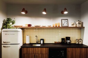 Réfrigérateur, micro-ondes, cafetière/bouilloire, bouilloire électrique