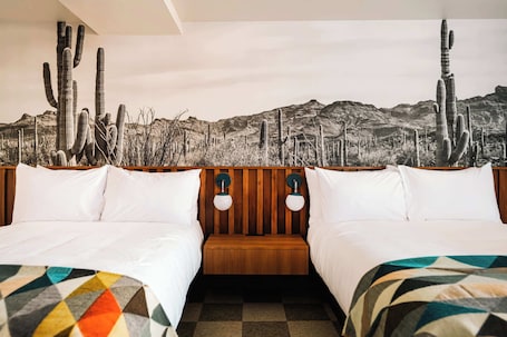 Desk, free WiFi, bed sheets. Cactus Bloom Retreat | La Vista Motel | 206