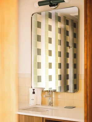 Een douche, een haardroger, handdoeken, zeep