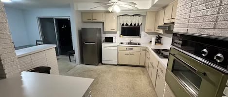 Refrigerador, microondas, horno, placa de cocina