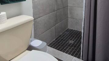 Chambre Triple, patio | Salle de bain