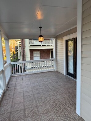 Terrace/patio - Beautiful spacious apartment in midtown Atlanta. (Atlanta)