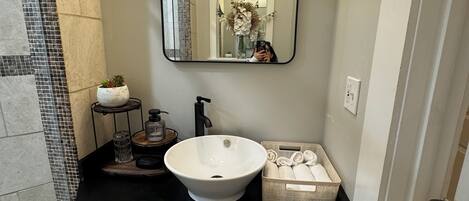 Hårføner, håndklær, såpe og toalettpapir