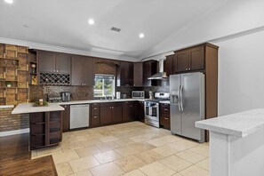 Fridge, microwave, oven, stovetop - Large 3BR Oasis with Pool and Games! (La Mesa)