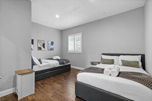 Tabla de planchar con plancha, wifi y ropa de cama