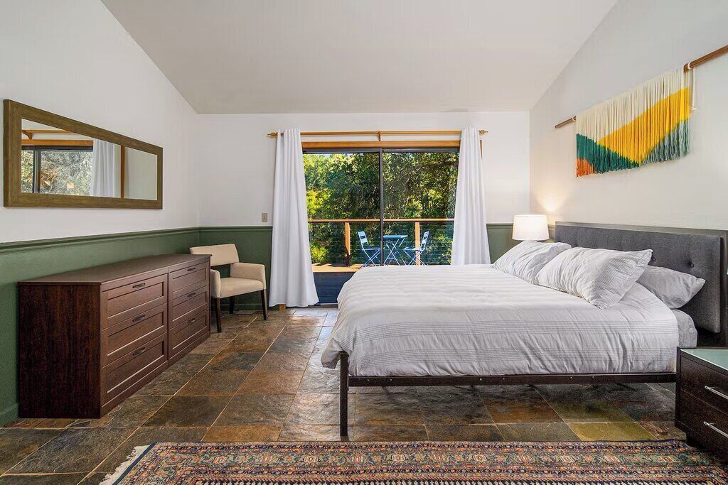 办公桌、免费 WiFi、床单