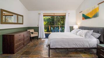 办公桌、免费 WiFi、床单