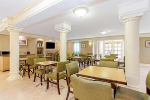 Dining - 2 Double Deluxe | La Quinta Orlando Airport West | Ideal for Groups | Pool (Orlando)
