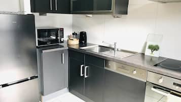 Een koelkast, een magnetron, een oven, een kookplaat