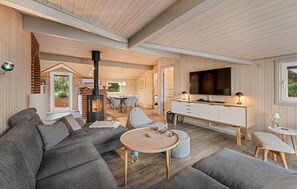 Smart TV, fireplace - Stunning home in Hemmet with sauna (Hemmet)