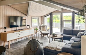 Smart TV, fireplace - Stunning home in Hemmet with sauna (Hemmet)
