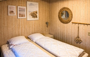 4 bedrooms, travel crib, WiFi (free) - Stunning home in Hemmet with sauna (Hemmet)