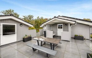 Outdoor dining - Stunning home in Hemmet with sauna (Hemmet)