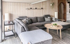 Smart TV, fireplace - Stunning home in Hemmet with sauna (Hemmet)