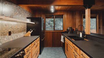 雪櫃、微波爐、焗爐、爐具