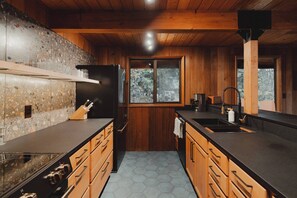 Réfrigérateur, four à micro-ondes, un four, surface de cuisson