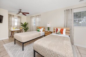 Room - Pet-friendly pool house near beach with office (Largo)