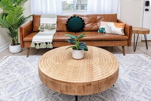 Smart TV, fireplace, books - Pet-friendly pool house near beach with office (Largo)