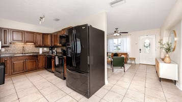 冷蔵庫、電子レンジ、オーブン、コンロ