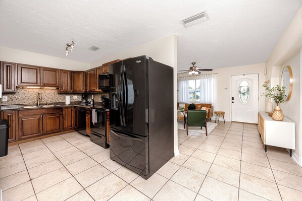 Fridge, microwave, oven, stovetop - Pet-friendly pool house near beach with office (Largo)