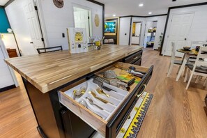 Dining - Lux Bee Cabin:Hot Tub, Sauna, Rooftop Firepit, BBQ (South Bloomingville)