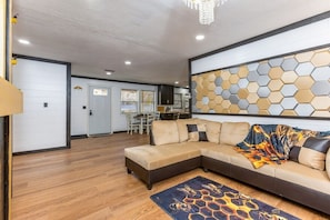 Smart TV, fireplace, DVD player, table football - Lux Bee Cabin: Hot Tub, Sauna, Rooftop Firepit, BBQ (South Bloomingville)