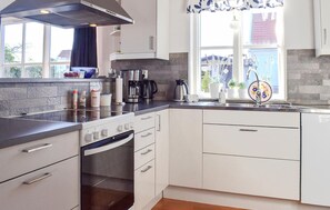 Fridge, microwave, stovetop, dishwasher - Nice home in Simrishamn with WiFi (Simrishamn)