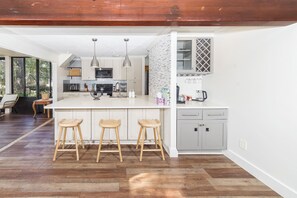 冷蔵庫、電子レンジ、オーブン、コンロ