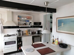 Een koelkast, een microgolfoven, een oven, een kookplaat