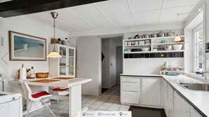 Frigorífico, horno, placa de cocina y cafetera o tetera