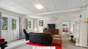 Una televisión de pantalla plana, un reproductor de DVD