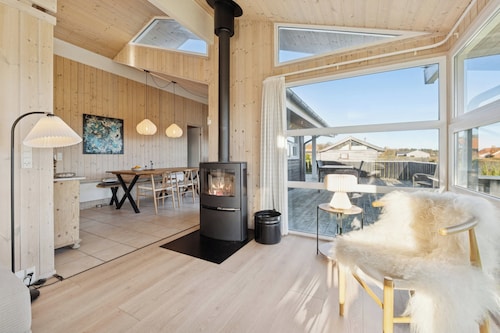 Seaview cottage with sauna near the beach