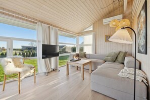 Flat-screen TV - Seaview cottage with sauna near the beach (Sjølund)