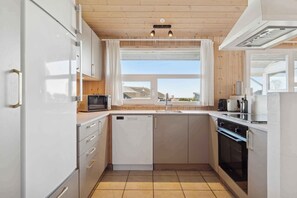 ثلاجة، فرن، موقد طهي مسطح، غسالة أطباق