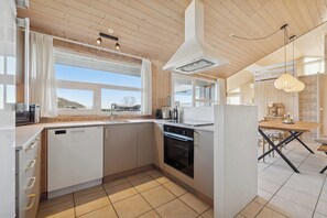 Fridge, microwave, oven, stovetop - Seaview cottage with sauna near the beach (Sjølund)