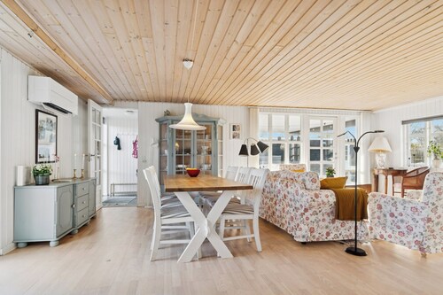 Classic holiday home near beach and nature