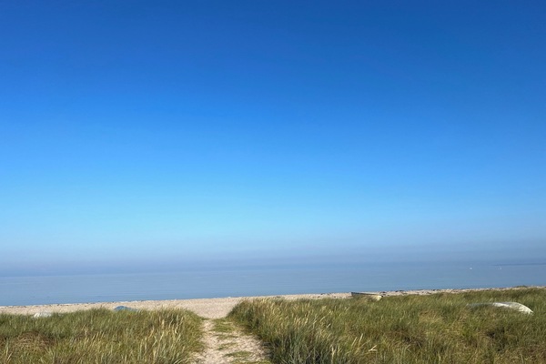 På stranden