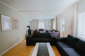 Flat-screen TV - Stay in Hindemaes historic managers house (Ullerslev)