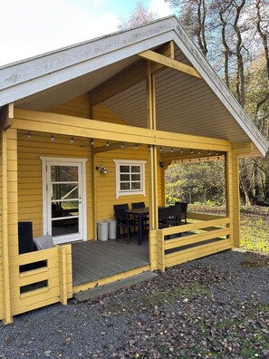 Outdoor dining - Cozy and Modern Holiday Home in the woods (Nexø)