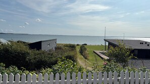 Ein Küsteneigentum mit modernen Gebäuden, einem Weg und Blick aufs Meer.