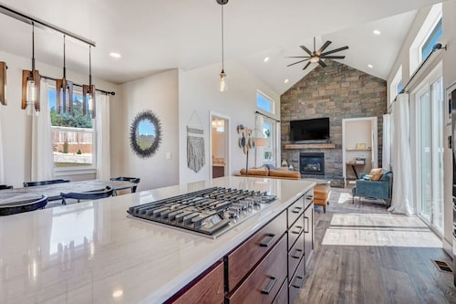 Lake-House Hot-Tub & Firepit Retreat by Palmer Lake Trails