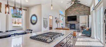 Lake-House Hot-Tub & Firepit Retreat by Palmer Lake Trails