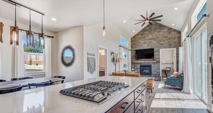 Lake-House Hot-Tub & Firepit Retreat by Palmer Lake Trails