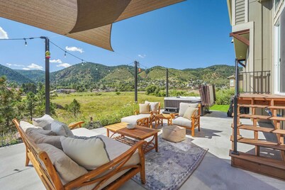 Spacious 4-bedroom house in Peaceful Palmer Lake w Hot Tub, Mountain Views & AC